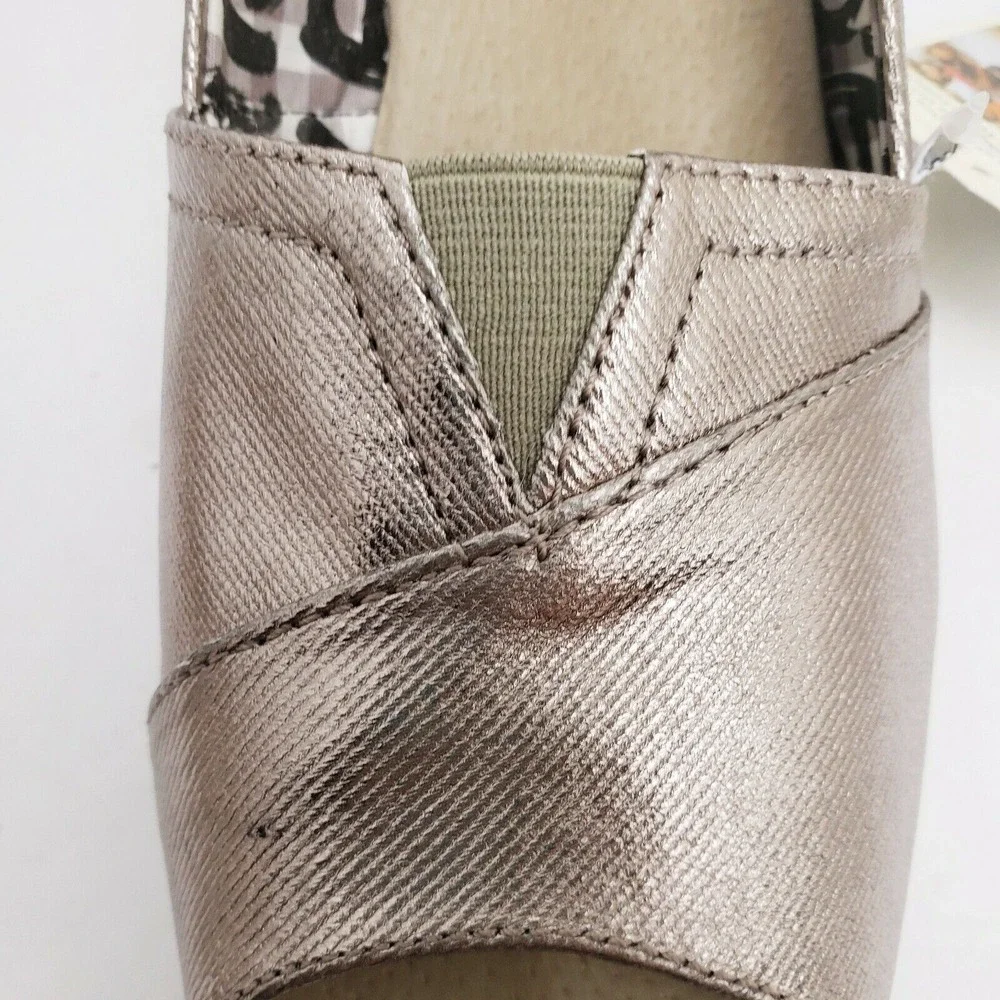 Toms 9.5 M silver twill wedge heel Pewter Bennet peep toe with box and‎ shoe bag